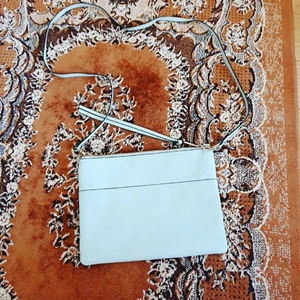 Blå söt handväska - En söt blå liten handväska i skinnimitation i fint skick. Den är knappt använd! Den finns i Leksand men kan även tas till Borlänge. Kan även skickas då köparen står för frakten. Kommer från rök- och djurfritt hem!