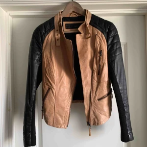  - 100%Lambskin Storlek M  köpt från Zara. Använd, bra skick