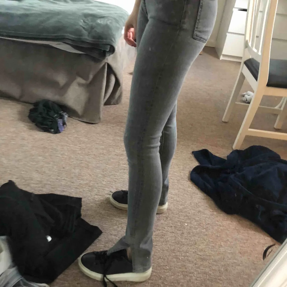 Säljer mina gråa Acne jeans, med slits där nere och ett hål på ena knät. Stor ej storlek i dem men skulle uppskattas som en Xxs. (Jag är 157cm o passar mig perfekt) . Jeans & Byxor.