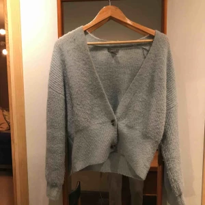  - Blå stickad tröja från Lindex