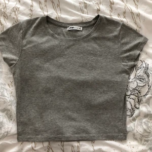 Grå magtröja  -  Söt gråa magtröja i fin och bra skick, använd 2 gånger och säljer pga färgen inte passar mig.  Möts upp i uppsala eller fraktar 🌸