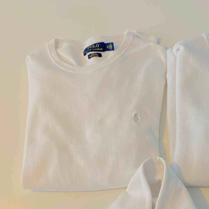  - Stickad Polo Ralph Lauren tröja i strl M. Plagget är i väldigt bra skick!