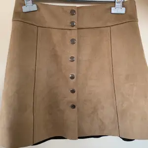 Beige kjol från Bik Bok med tryckknappar, aldrig använd!🤤Priset är exkl frakt🌹