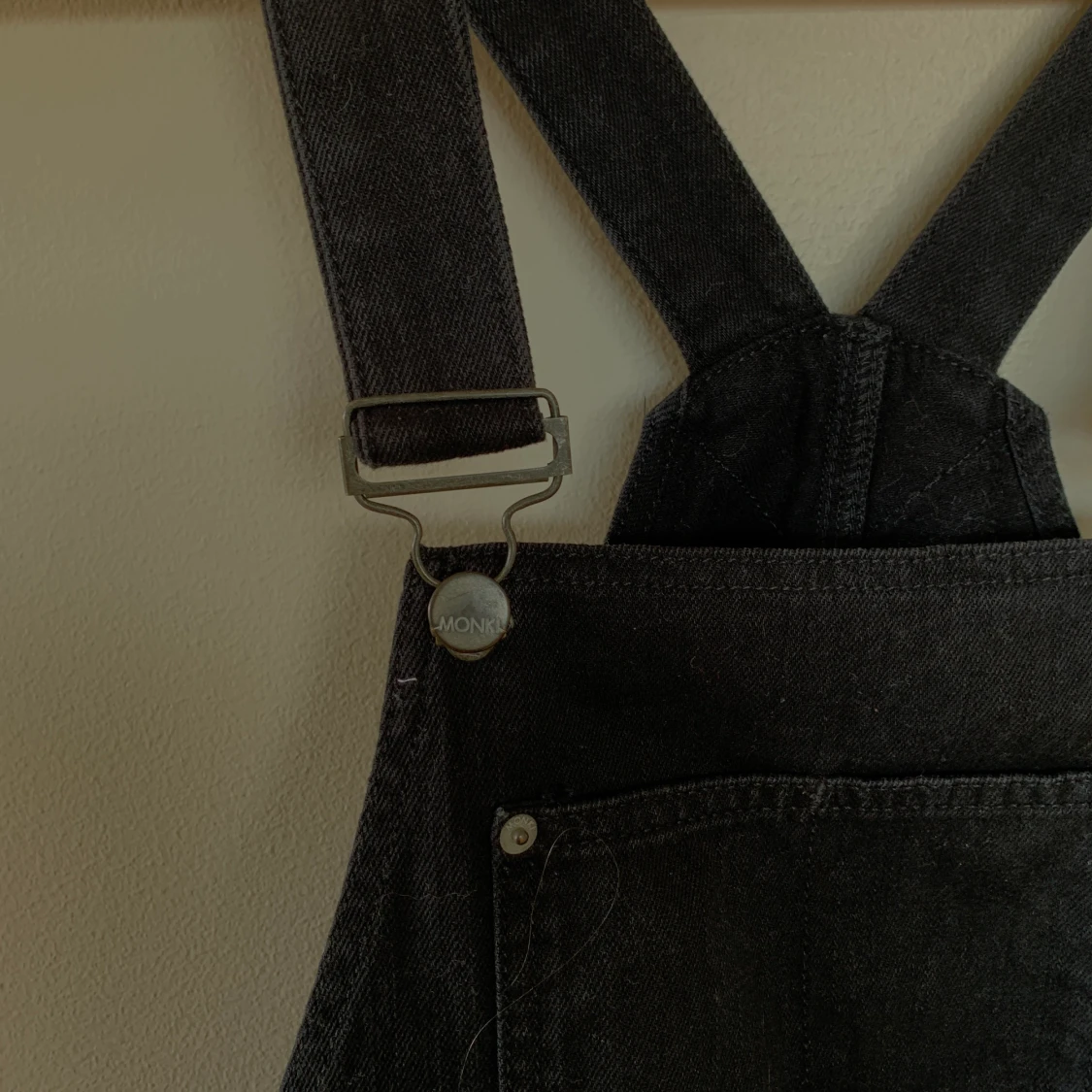 Svarta hängselshorts från Monki - 90