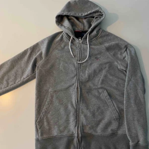  - Grå zippad hoodie från Gant i superbra skick. Fynd
