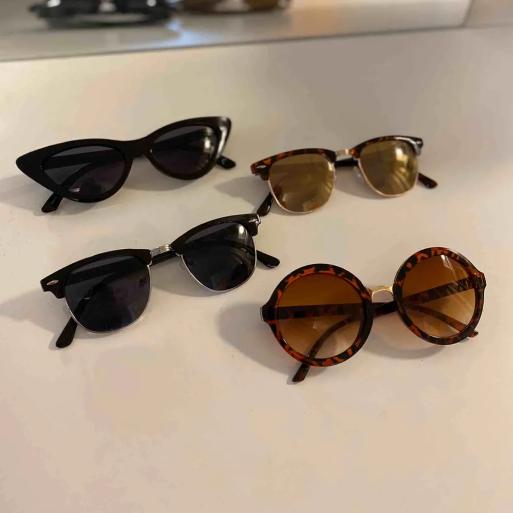 Solglasögon 40kr/styck  Båda de svarta är sålda!. Accessoarer.