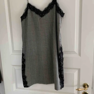  - Klänning från Zara, detalj med knappar på baksidan. Inte använt denna många gånger alls då jag inte trivs i den tyvärr, men den är väldigt fin! Frakt tillkommer för köparen.