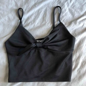  - Svart linne. Frakt tillkommer 