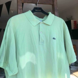  - Jättesnygg Lacoste-piké. Köpt från second hand.