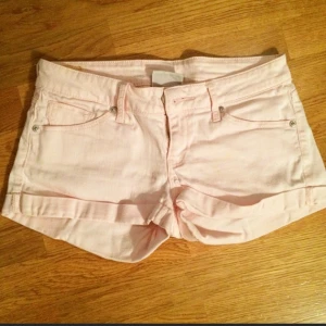  - Ljusrosa shirts ifrån mango. En ljus fläck där av lågt pris som kan bli lägre så länge köparen står för frakten