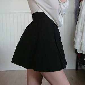 Kjol strl S  - Svart skaterkjol i storlek S. Ganska använd men fortfarande i bra skick. Säljer då den inte längre används. 70 kr, köpare står för frakt 🖤