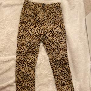Riktigt coola leopard jeans som aldrig kommer till användning längre. Använd 2 ggr och finns inget fel på dem.