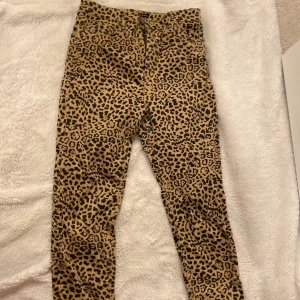 Jeans - Riktigt coola leopard jeans som aldrig kommer till användning längre. Använd 2 ggr och finns inget fel på dem.
