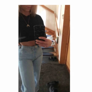  - Riktigt snygga vida raka jeans. Har en liten fläck på baksidan. Använda fåtal ggr!!🦋 Bud 230kr 