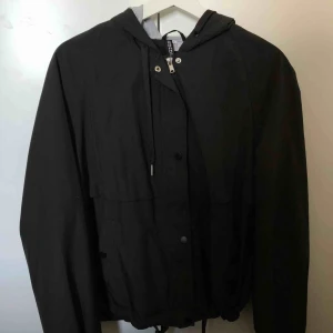  - Vårjacka som aldrig använts. Frakt tillkommer 