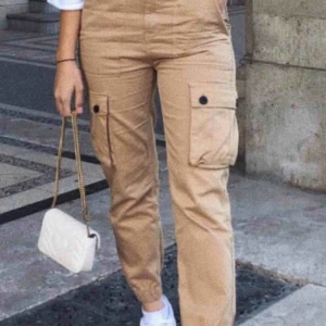 Beigea cargo pants  - Säljer dom här riktigt snygga cargo byxorna köpta i Spanien!! 🤩Så jäkla snygga, men tyvärr passar de inte mig längre:(( dem är bra skick. passar olika beroende på hur man vill att dom ska sitta!💞💞