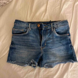  - För små shorts, lite slitna men syns inte 