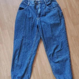 Lee jeans - M men passar bra på mig som oftast använder S. I gott skick och passar dig med bredare höfter och långa ben.