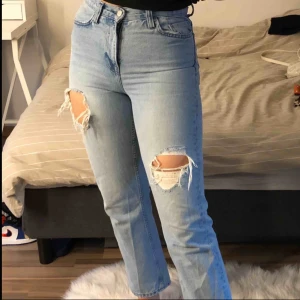  - Säljer dessa jeans från Nelly i storlek 36 då de inte passar mig. Jättefina raka jeans. Liknar de populära jeansen från ginatricot och zara. Kan frakta eller mötas upp :)