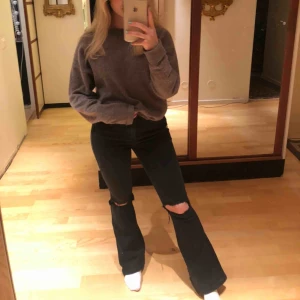  - Extremt snygga och sköna bootcut jeans från dr.denim🤩 flitigt använda och är därför lite slitna vid hälen då dom är lite långa på mig .