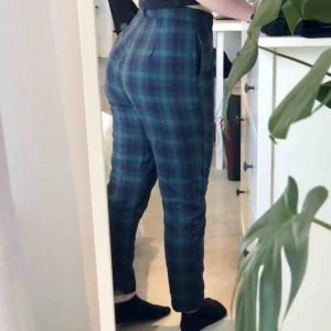 Rutiga byxor  - Mörkgröna och mörkblå rutiga högmidjade kostymbyxor. Passar XS och en mindre S. Frakt tillkommer!💙💚
