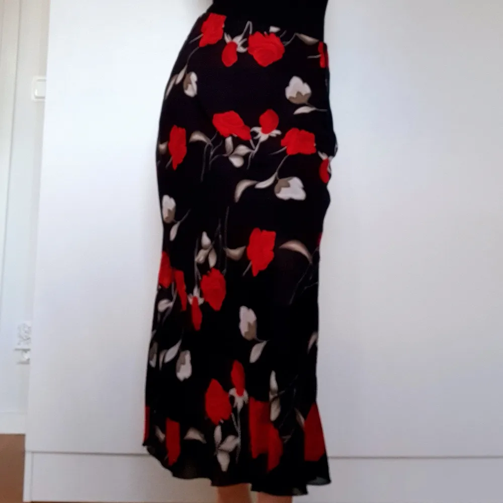 Genomskinlig maxi-kjol med blommönster i storlek S. Den är ungefär 85 cm lång (jag är 1.65 m) och har en svart underkjol fram till knäna 🤗 Perfekt till en strandspromenad 🌊 Frakten är inkluderad 💓. Kjolar.