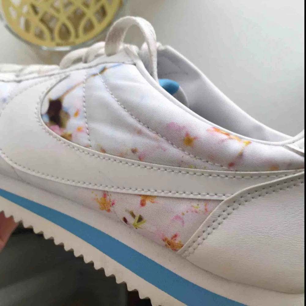Nike Cortez Limited edition cherry blossom. Använda fåtal gånger. Liten storlek 39, priset går att diskuteras vid snabb affär. Köparen står för frakt🌞. Skor.