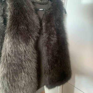  - så fin päls väst som inte kommer till användning. mjuk och passar sjukt bra till sommaren❤️
