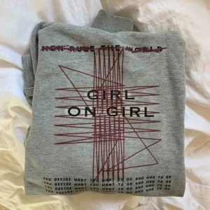  - Supersnygg hoodie från NA-KD i storlek XXS men passar XS-M. Aldrig använd utan endast testad. Den är helt vanlig grå framtill med ett snyggt tryck på ryggen. Priset kan diskuteras vid snabb affär. Frakten ingår ej i priset. Nypris  350kr