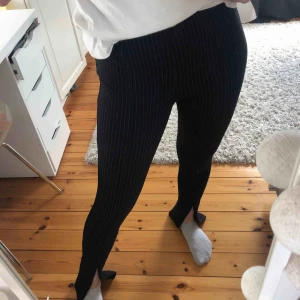  - jättesnygga byxor med slits! Passar till så mycket! Storlek 38 men är lite för tajta för mig som är en 38:a så skulle säga att de passar bäst för 36:or! 