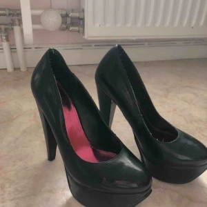  - Svarta klackar i storlek 37, fint skick! Köpare står för frakt 