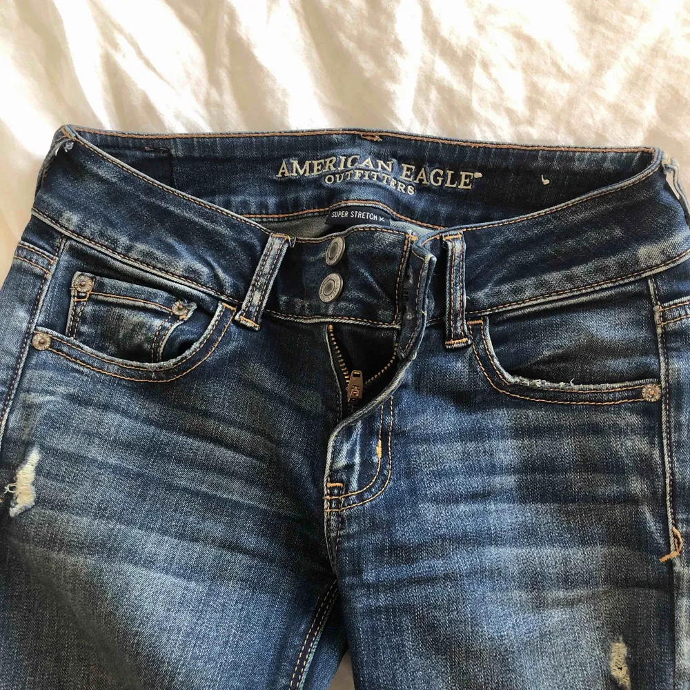Slitna utsvängda jeans från American eagle som är speciell designad för kortare personer, som jag själv. Ett par riktiga favoriter som är superstretchiga. . Jeans & Byxor.