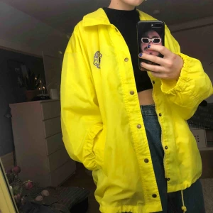  - knallgul vind/regn jacka! skitsnygg vintage krage och knappar! frakt tillkommer!