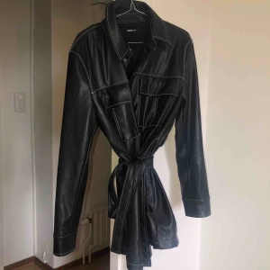  - Fake skinnkappa från Gina tricot. Inköpt i höstas så finns ej kvar men använd kanske 5 ggr då jag bott utomlands i värmen. Snygga fickor och trendig stil på jackan! 