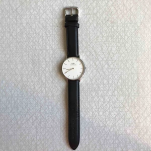  - Klassisk, silvrig Daniel Wellington klocka med svart läder i nyskick. Inte min stil så säljer den till någon som skulle ha användning av den. Nypris på denna klocka är 1699kr! 