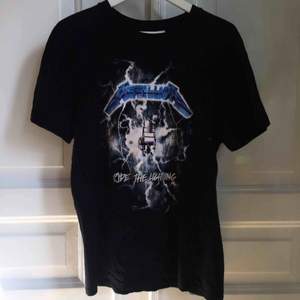 Metallica t-shirt från H&M med tryck på baksidan✨ Sparsamt använd! 100 kr inklusive frakt 