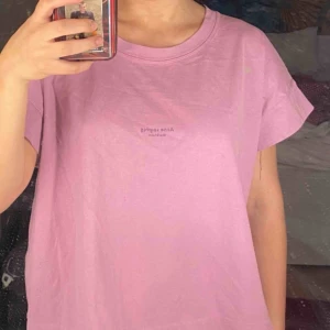  - Supersnygg Acne Studios t-shirt som endast används en gång!  Frakt tillkommer