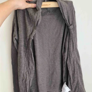  - Brun kofta som tillhört min mamma. Står strl L men skulle snarare säga att den passar allt mellan xs-M beroende på hur tight man vill att den ska sitta. 40kr +ev. frakt