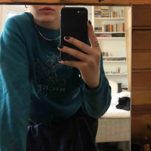 Mickey Disney  - Mörkturkos college tröja i small/petit med mickey tryck. Använd ganska många gånger men i bra skick, lite småtrådar här och där men inget man tänker på. Köpare står för frakt.