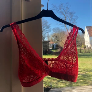 Bralettes - tre olikar bralettes för 80kr + frakt 20kr st        Den första är köpt från lindex            Storlekar är från första bilden: S, S, 75B                  Den svarta och blåa är SÅLD!!!❌