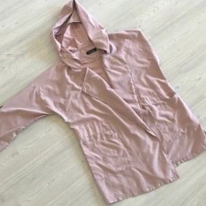 Sommar kofta - Rosa kofta i storlek s med kapuschong 