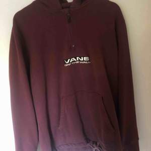 Vinröd Vans hoodie, använd ett par gånger men är i bra skicka, buda 200kr så är tröjan din om ingen budar högre inom 6 timmar + frakt