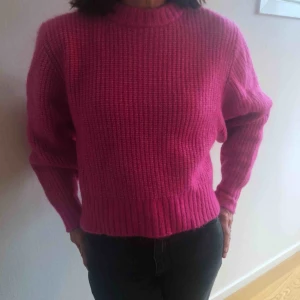 Rosa stickad tröja - Cool rosa stickad tröja från Monki. Möts upp i Stockholm, annars står köparen för frakten. 