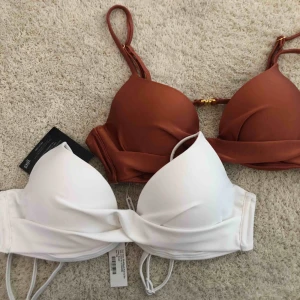  - Säljer dessa två bikini överdelarna som är svin snygga dock för små för mig tyvärr.. !!! Endast provade !!!! Jag köpte dom för 149kr st men säljer dom för 60 styck eller båda för 100kr. ✌🏼💞 Båda är i storlek 75B !!! Köparen står för frakt !!!