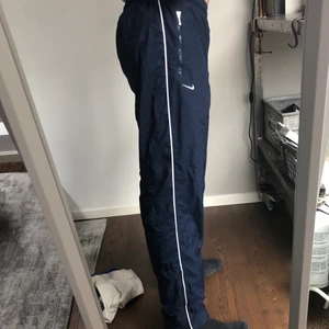 Nike track pants - Nicee mörk blå trackpants. Lite fodrade vilket gör de till optimala vårchill byxorna såsom vardagsbyxor!!🤪😍❤️