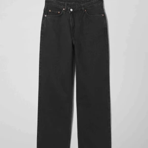Weekday jeans - Säljer dessa snygga weekdayjeans i modell Skew High Crossover Straight Jeans i färgen Echo Black. Säljer eftersom att de var för stora!