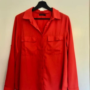 Snygg enkel skjorta från Rut&Circle - Säljer denna skjorta från Rut&Circle, i str M. Passformen avslappnat lös och snygg att styla med jeans och sneakers. Använd fåtal gånger. Självklart spårbar frakt! Skriv för fler bilder 🥰