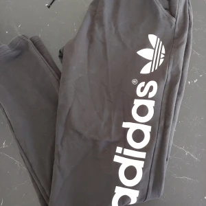 Adidasbyxor strl M - Adidas mjukisbyxor 🌸 strl M/38. Köpare står för frakt ⭐
