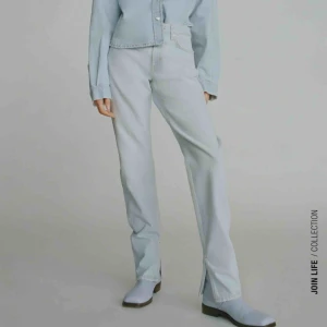 Jeans med slit - Köpta från zara för 400kr. Ljusblå med slit. Använda fåtal gånger och har lite slitningar längst ner . Frakt tillkommer