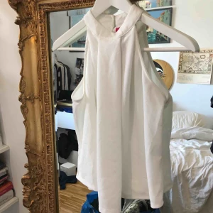  - Superfin blus, aldrig använd, prislapp kvar! Knäppe baktill. ❤️